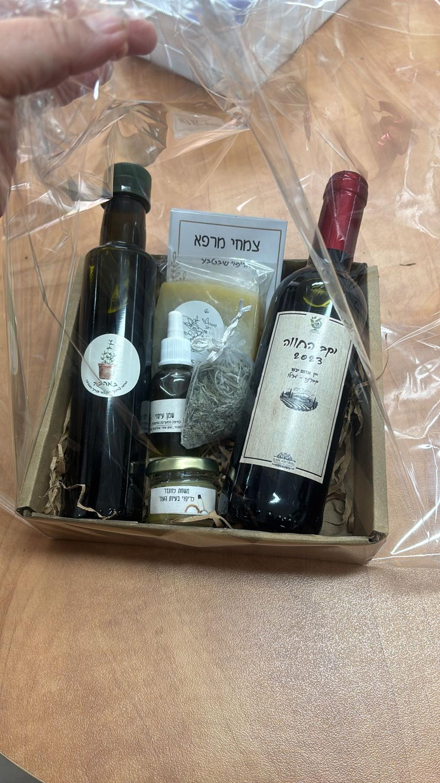 מארז עם בקבוק יין יקב החווה 2023 ועם צמחי מרפא